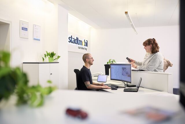 stadtmobil Mitarbeiter spricht mit Kundin im stadtmobil Kundenbüro