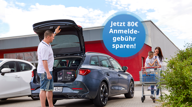 Familie beim Einkaufen mit einem stadtmobil-Fahrzeug