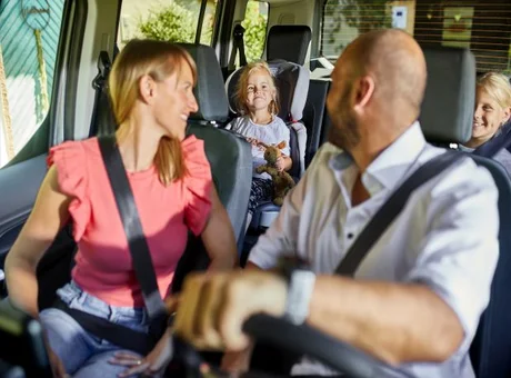 Familie sitzt im Auto, unterhalten sich