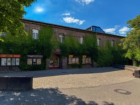 DAS SANDKORN Theaterfassade