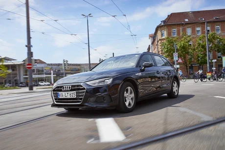 stadtmobil Audi fährt in der Karlsruher Oststadt