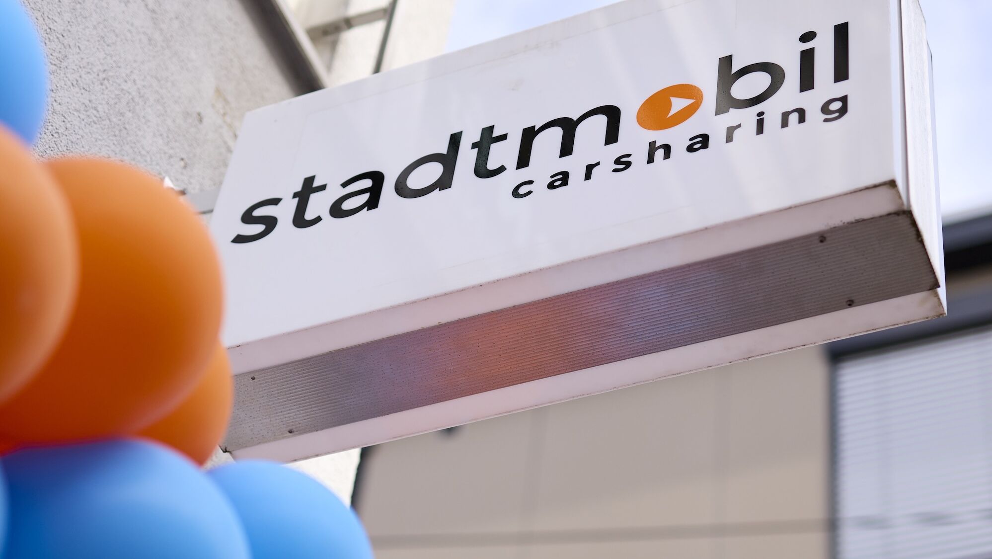stadtmobil-Schild und Luftballons