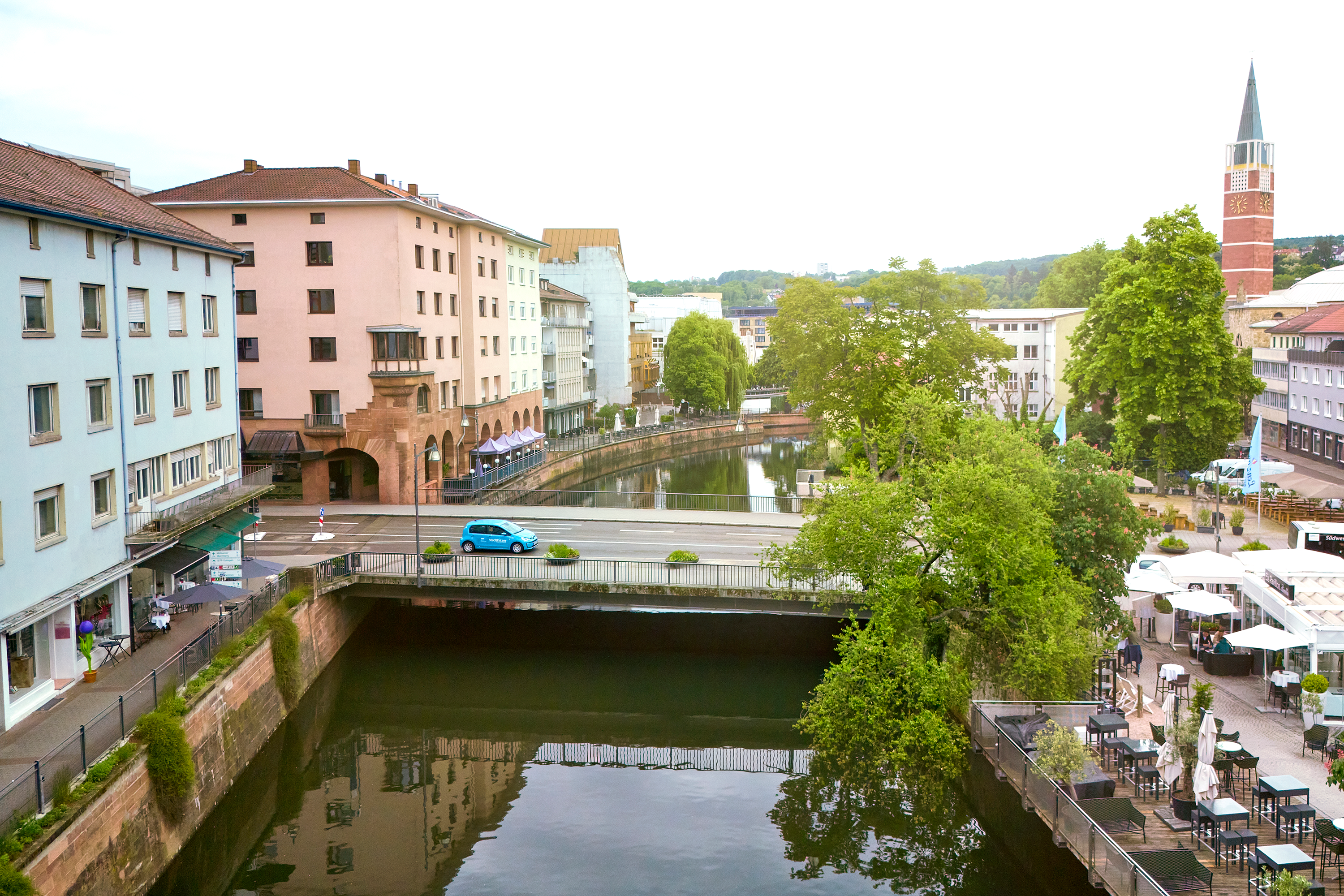 blauer e-stadtflitzer fährt auf Pforzheimer Brücke